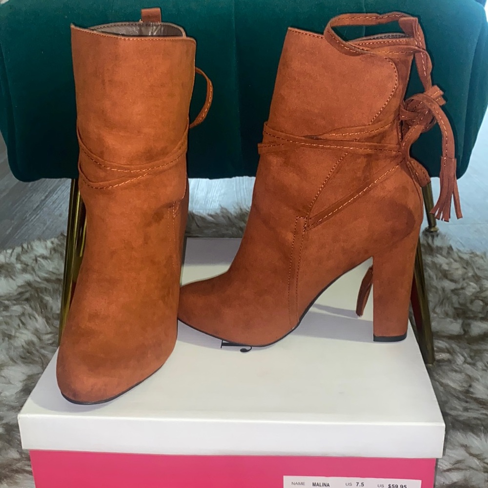 Brown strapped boot womens size 7.5 brand is just fab color is sienna.